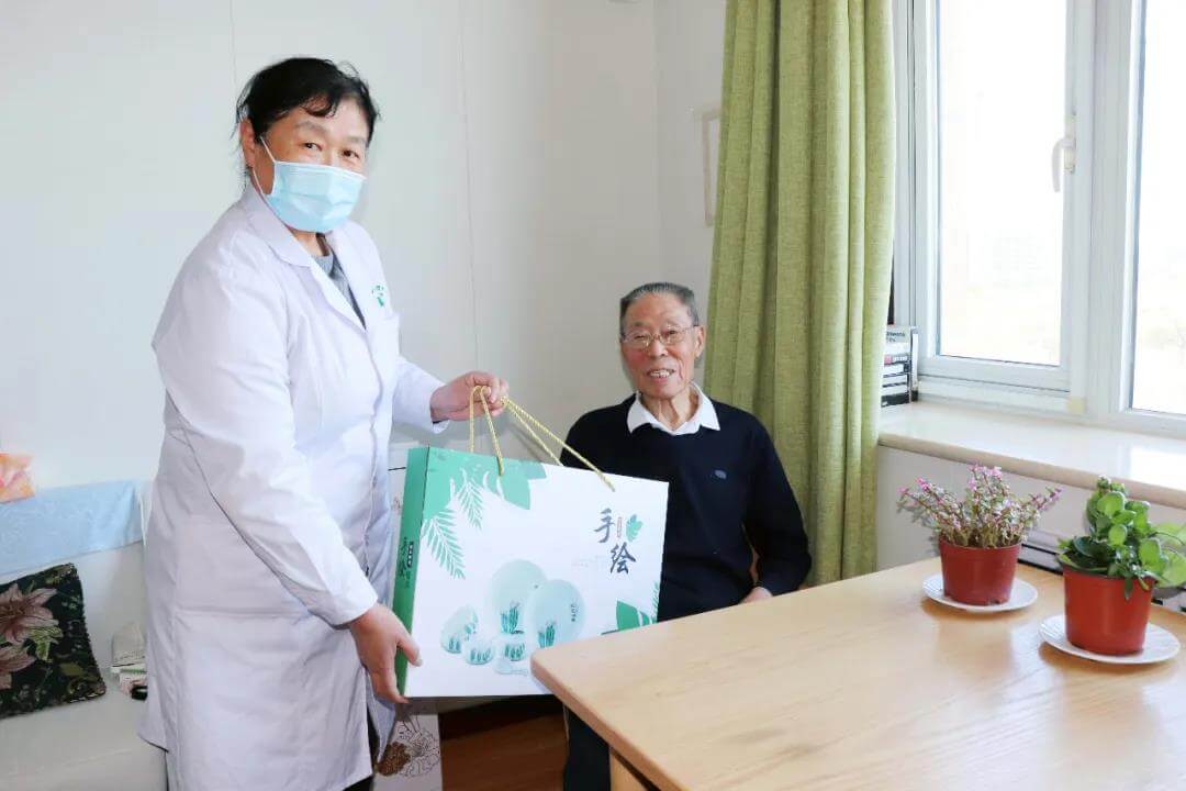 傳頌勞模事跡 傳承勞模精神|海福祥老勞?；貞涗?/></p><p style=