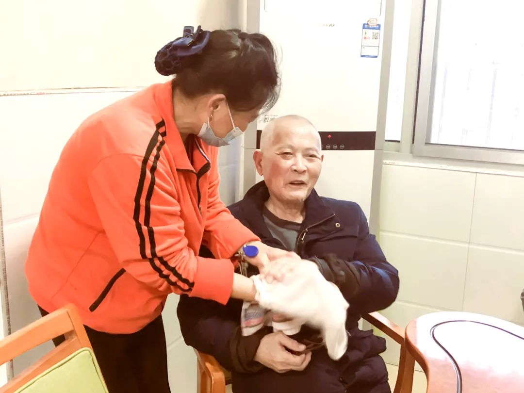 【最美護(hù)理員】?jī)A情守護(hù)，筑起愛的家園