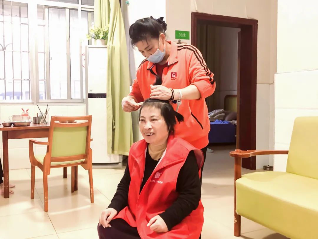 【最美護(hù)理員】?jī)A情守護(hù)，筑起愛的家園