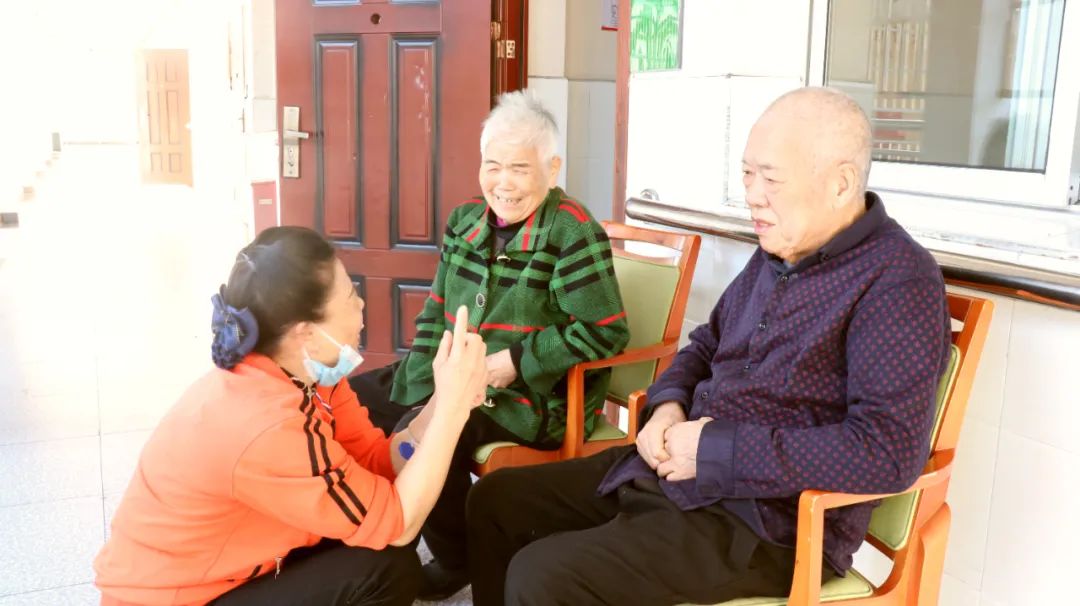 【最美護(hù)理員】?jī)A情守護(hù)，筑起愛的家園