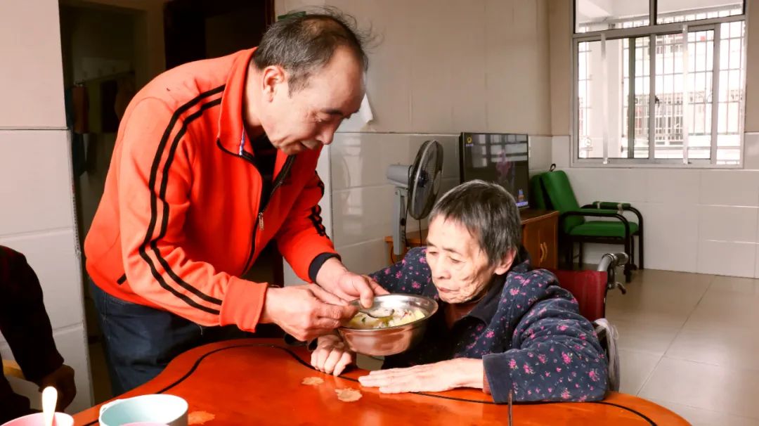 【最美護(hù)理員】?jī)A情守護(hù)，筑起愛的家園