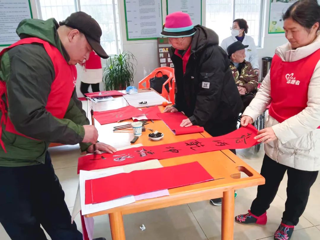 筆墨迎新春，送福到萬家 |株洲晚報志愿者愛心藝術(shù)團與知名書法家言文杰老師一行走進株洲淥口區(qū)海福祥養(yǎng)老院寫春聯(lián)送祝福